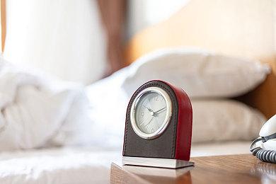 平台剧情冒险游戏《阿里·布图和时间旅行电梯》现已在Steam平台推出试玩Demo